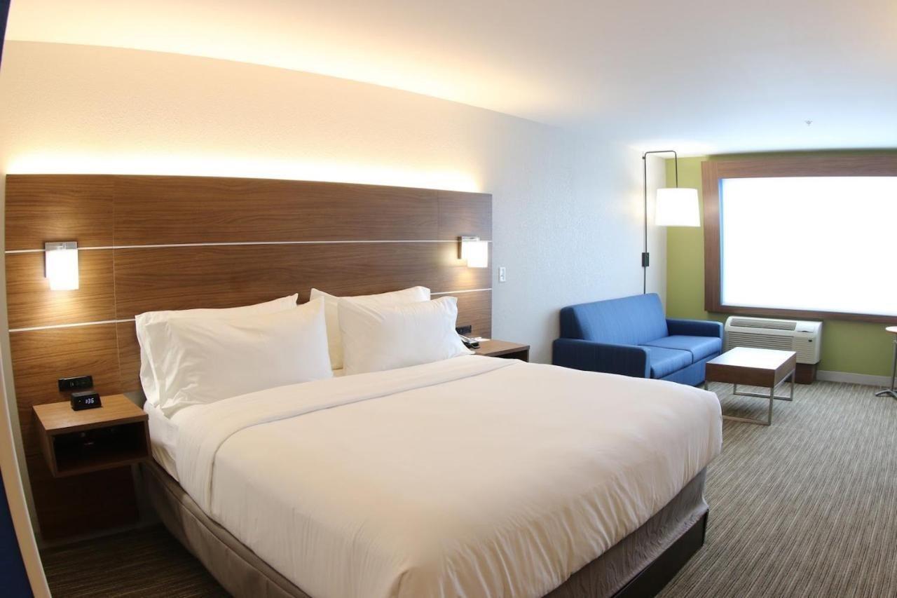Holiday Inn Express & Suites - Detroit Northwest - Livonia By Ihg Exterior photo