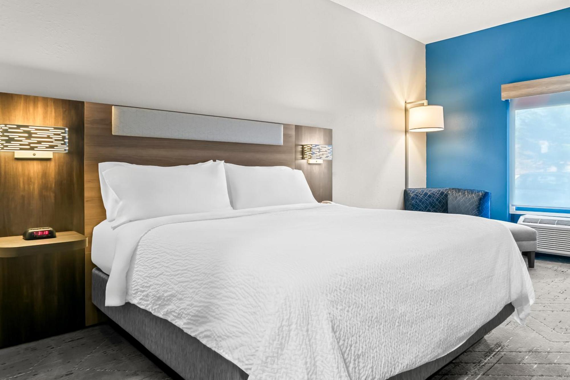 Holiday Inn Express & Suites - Detroit Northwest - Livonia By Ihg Exterior photo