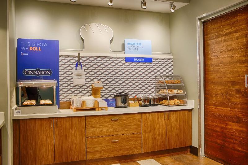 Holiday Inn Express & Suites - Detroit Northwest - Livonia By Ihg Exterior photo